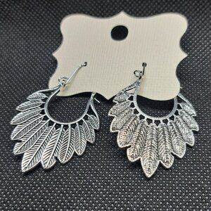 Silver Tone Tribal Feather Wetern Boho Drop Earrings- NWOT